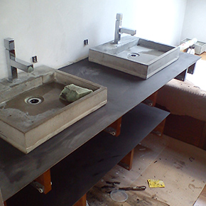 Recubrimiento de micro-cemento sobre madera y cerámica.