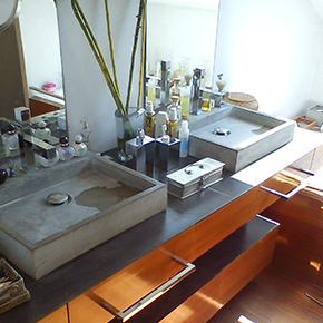 Así queda la madera y cerámica blanca recubierta de micro-cemento